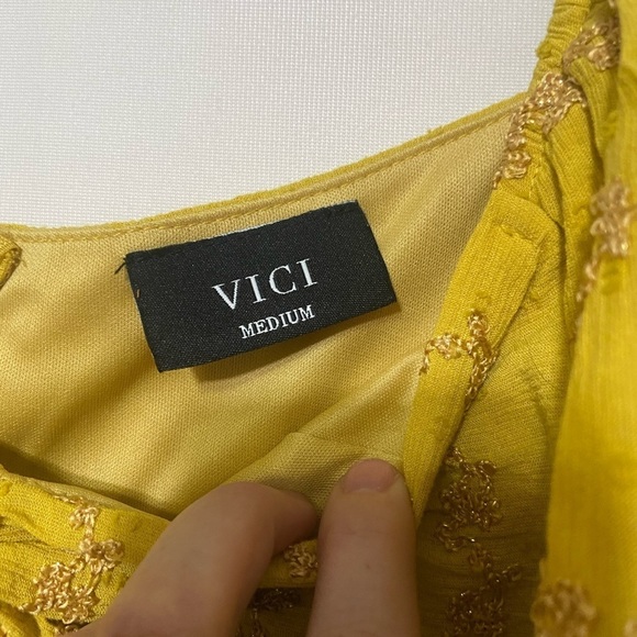 VICI LIKE NEW mustard yellow & metallic twist front puff sleeve boho blouse M - Picture 3 of 4